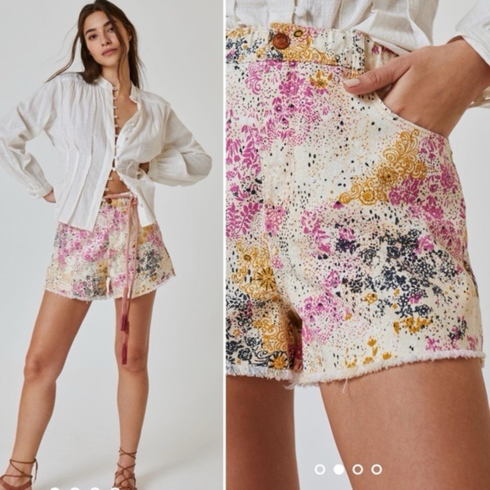 Pilcro Patterned Scrunchie Shorts, Size M